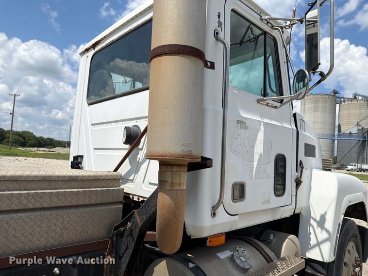 image for item FH6254 1990 Mack CH613 truck cab and chassis