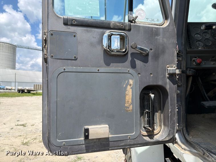 image for item FH6254 1990 Mack CH613 truck cab and chassis