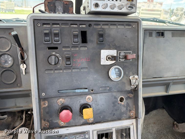 image for item FH6254 1990 Mack CH613 truck cab and chassis