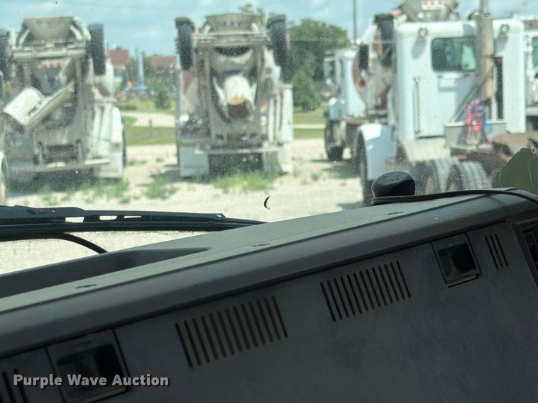 image for item FH6254 1990 Mack CH613 truck cab and chassis