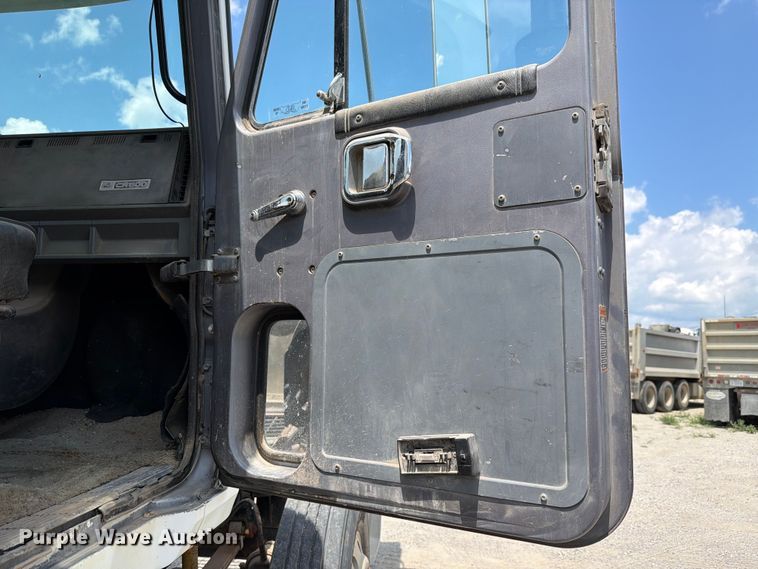 image for item FH6254 1990 Mack CH613 truck cab and chassis