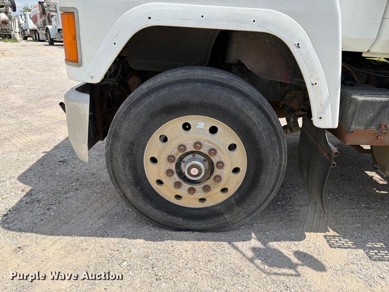image for item FH6254 1990 Mack CH613 truck cab and chassis