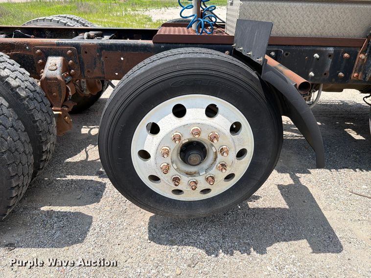 image for item FH6254 1990 Mack CH613 truck cab and chassis