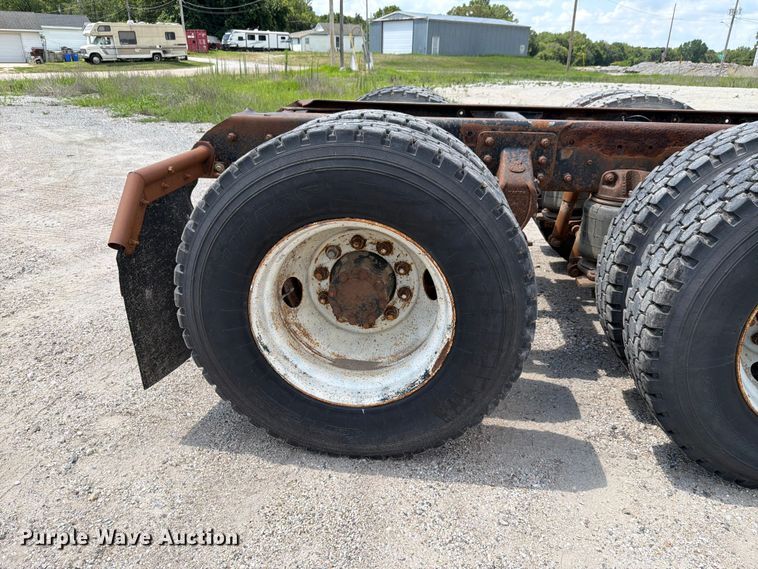 image for item FH6254 1990 Mack CH613 truck cab and chassis