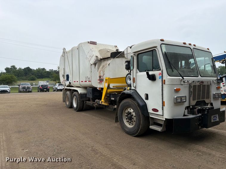 image for item FH6344 2014 Peterbilt 320 refuse truck