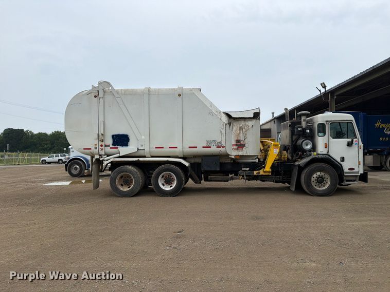 image for item FH6344 2014 Peterbilt 320 refuse truck