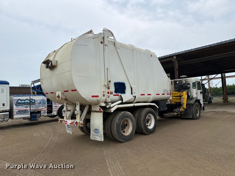 image for item FH6344 2014 Peterbilt 320 refuse truck