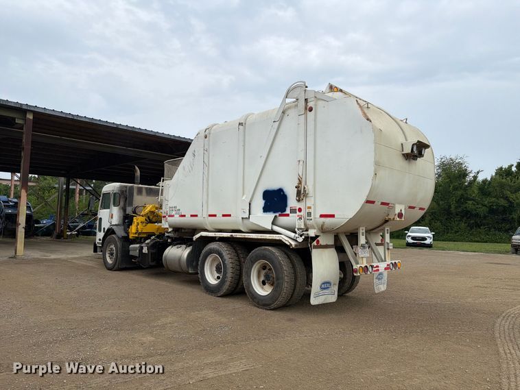 image for item FH6344 2014 Peterbilt 320 refuse truck