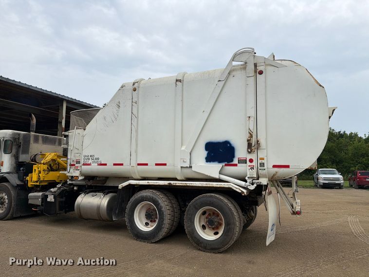 image for item FH6344 2014 Peterbilt 320 refuse truck