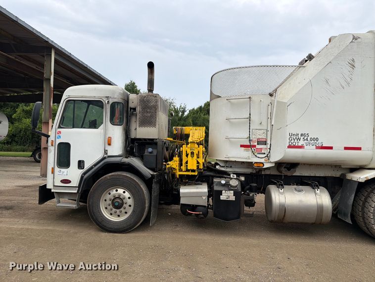 image for item FH6344 2014 Peterbilt 320 refuse truck