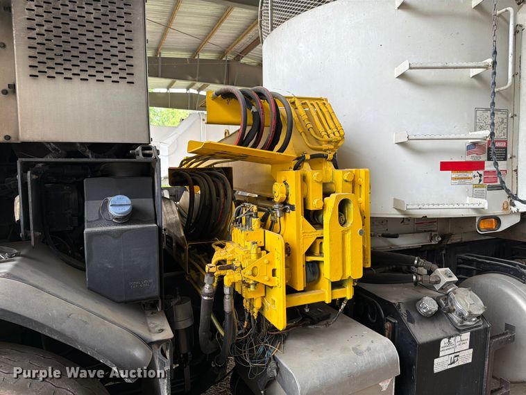 image for item FH6344 2014 Peterbilt 320 refuse truck