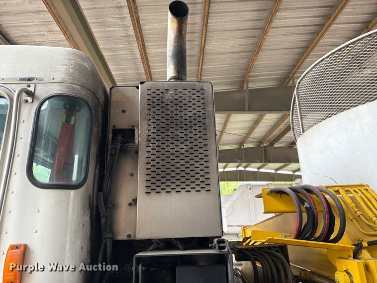 image for item FH6344 2014 Peterbilt 320 refuse truck