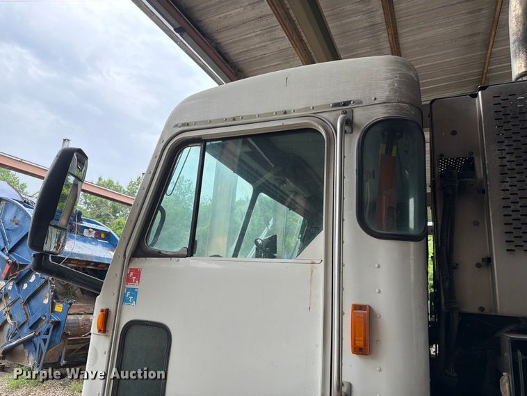 image for item FH6344 2014 Peterbilt 320 refuse truck