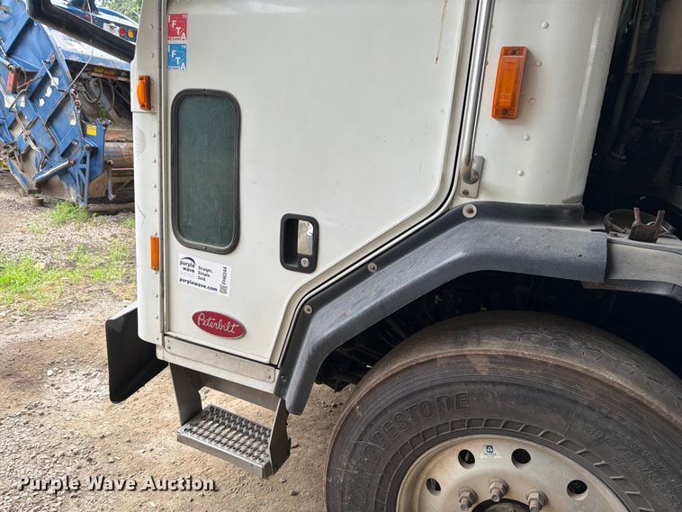image for item FH6344 2014 Peterbilt 320 refuse truck