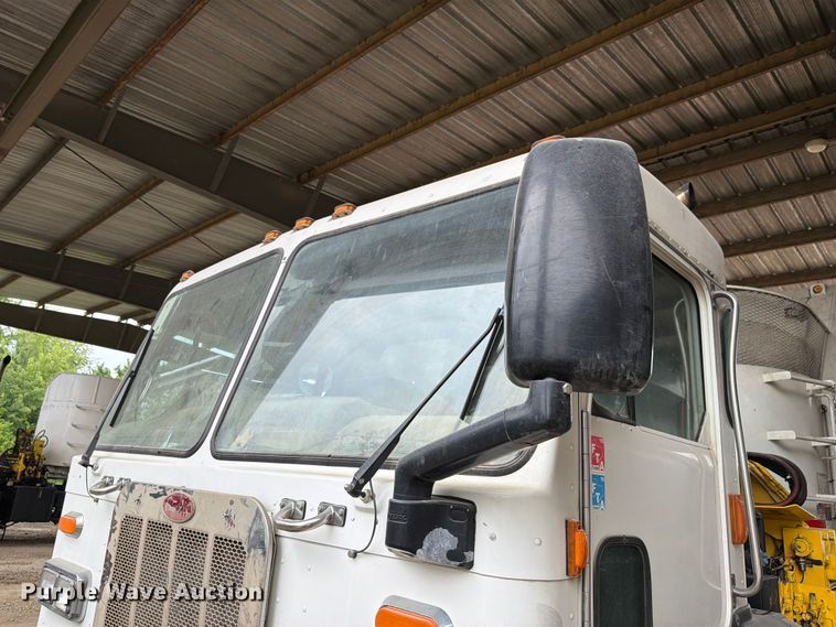 image for item FH6344 2014 Peterbilt 320 refuse truck