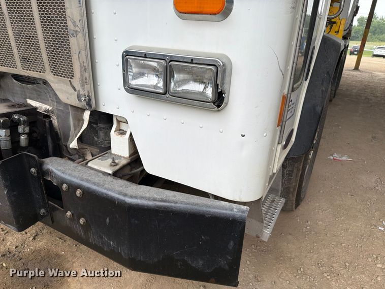 image for item FH6344 2014 Peterbilt 320 refuse truck