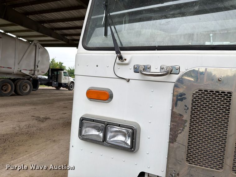 image for item FH6344 2014 Peterbilt 320 refuse truck