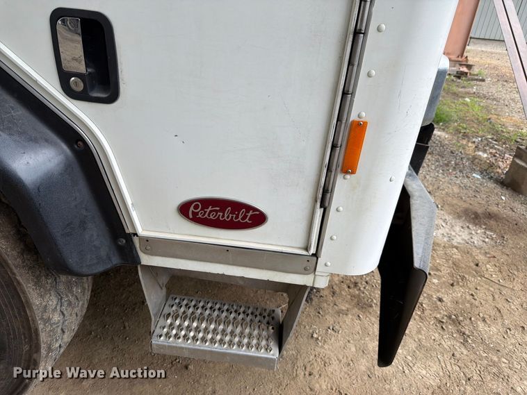 image for item FH6344 2014 Peterbilt 320 refuse truck