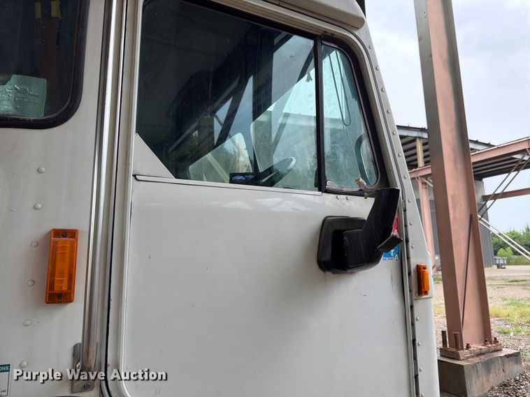 image for item FH6344 2014 Peterbilt 320 refuse truck