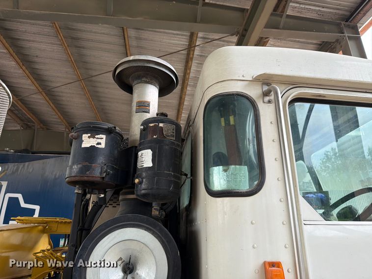 image for item FH6344 2014 Peterbilt 320 refuse truck