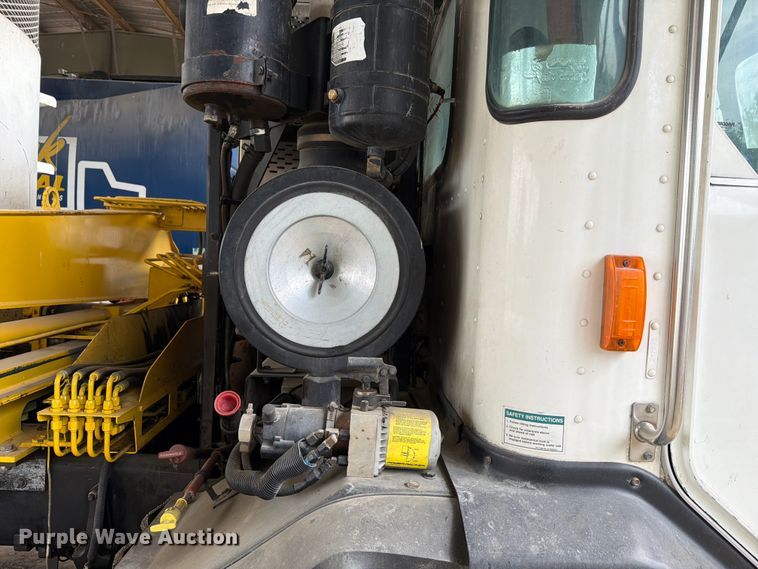 image for item FH6344 2014 Peterbilt 320 refuse truck