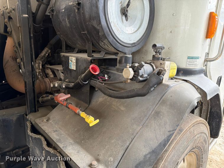image for item FH6344 2014 Peterbilt 320 refuse truck