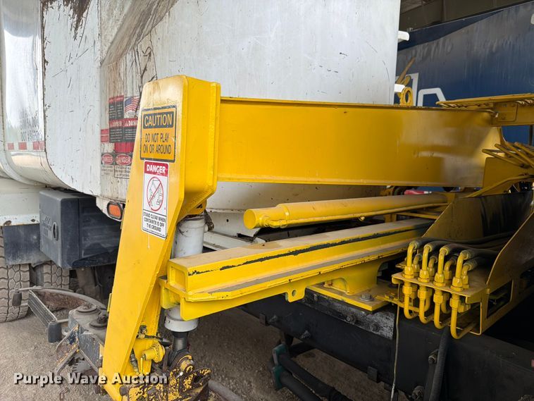 image for item FH6344 2014 Peterbilt 320 refuse truck