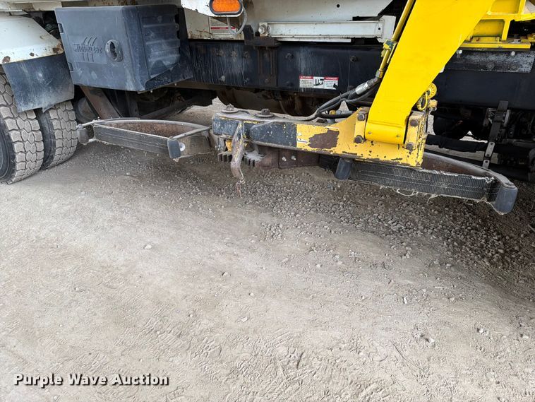 image for item FH6344 2014 Peterbilt 320 refuse truck
