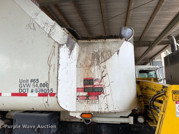 image for item FH6344 2014 Peterbilt 320 refuse truck