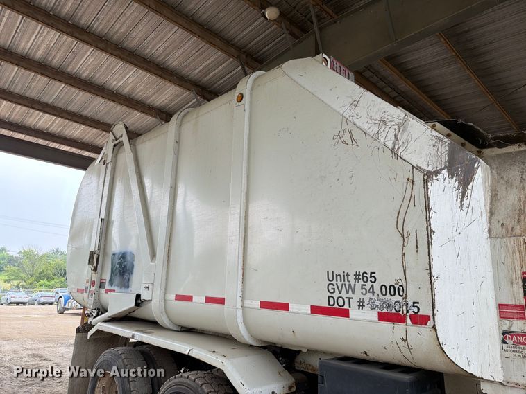 image for item FH6344 2014 Peterbilt 320 refuse truck
