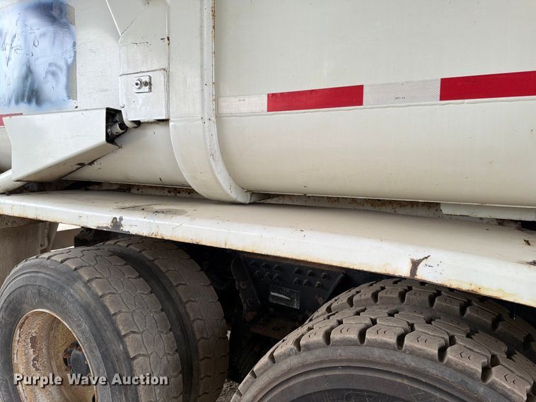 image for item FH6344 2014 Peterbilt 320 refuse truck