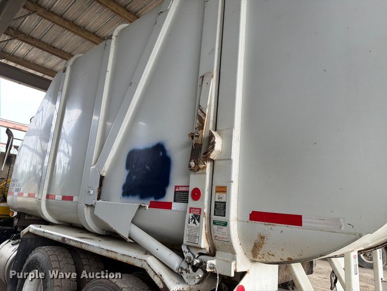 image for item FH6344 2014 Peterbilt 320 refuse truck