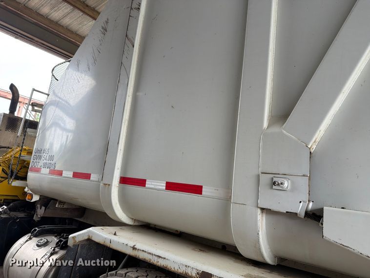 image for item FH6344 2014 Peterbilt 320 refuse truck