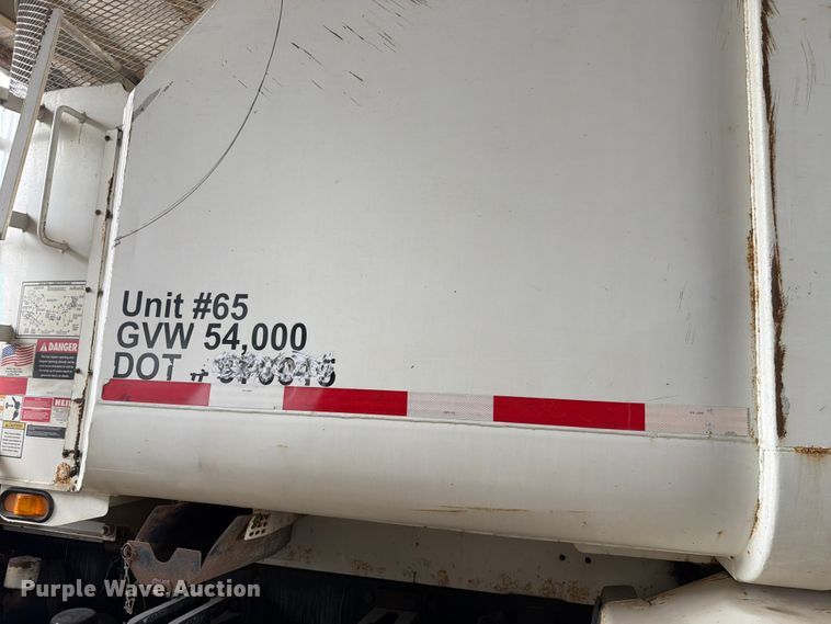 image for item FH6344 2014 Peterbilt 320 refuse truck