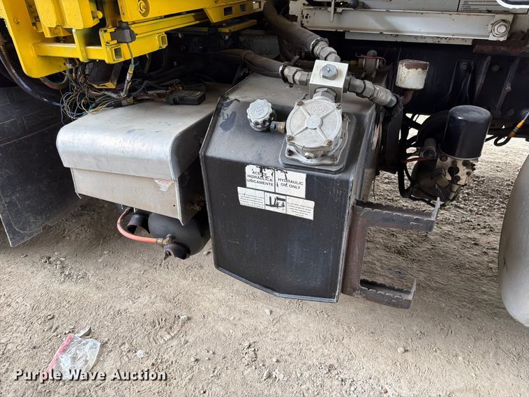 image for item FH6344 2014 Peterbilt 320 refuse truck