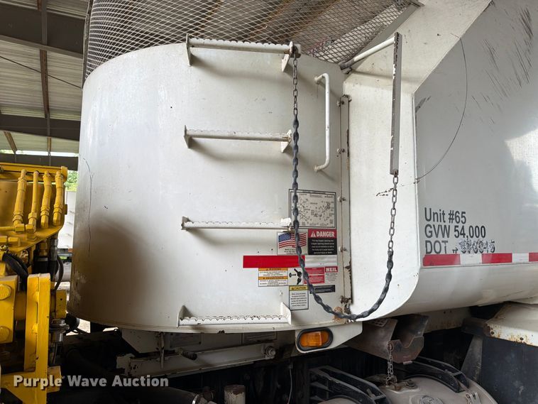 image for item FH6344 2014 Peterbilt 320 refuse truck