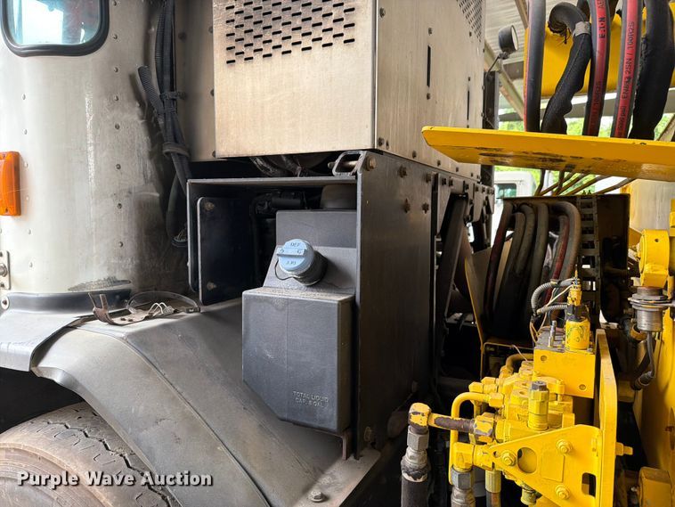 image for item FH6344 2014 Peterbilt 320 refuse truck