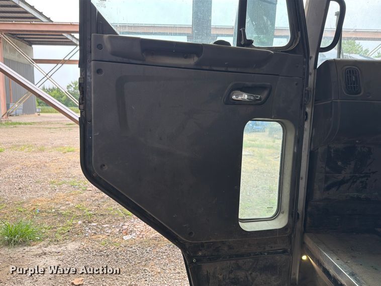 image for item FH6344 2014 Peterbilt 320 refuse truck