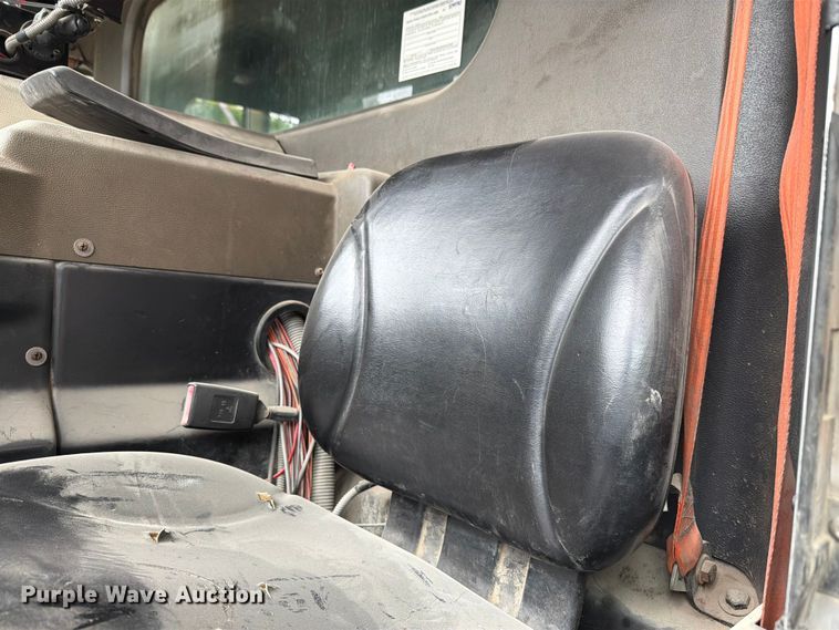 image for item FH6344 2014 Peterbilt 320 refuse truck
