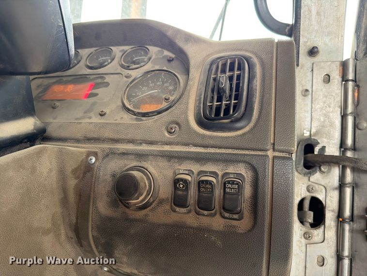 image for item FH6344 2014 Peterbilt 320 refuse truck