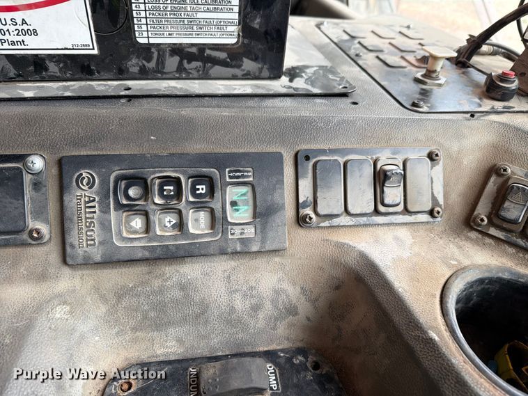 image for item FH6344 2014 Peterbilt 320 refuse truck