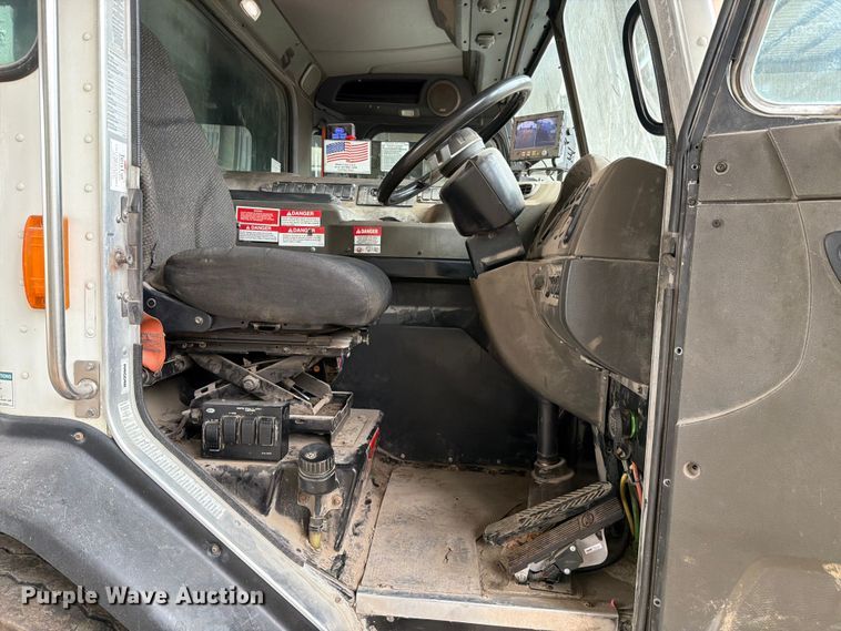 image for item FH6344 2014 Peterbilt 320 refuse truck