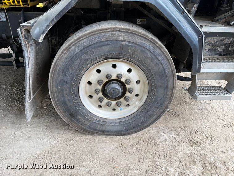 image for item FH6344 2014 Peterbilt 320 refuse truck