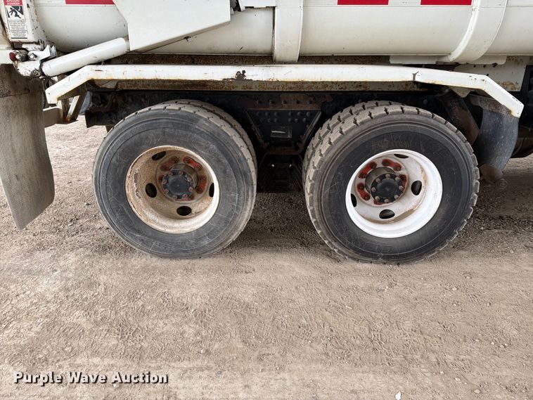 image for item FH6344 2014 Peterbilt 320 refuse truck