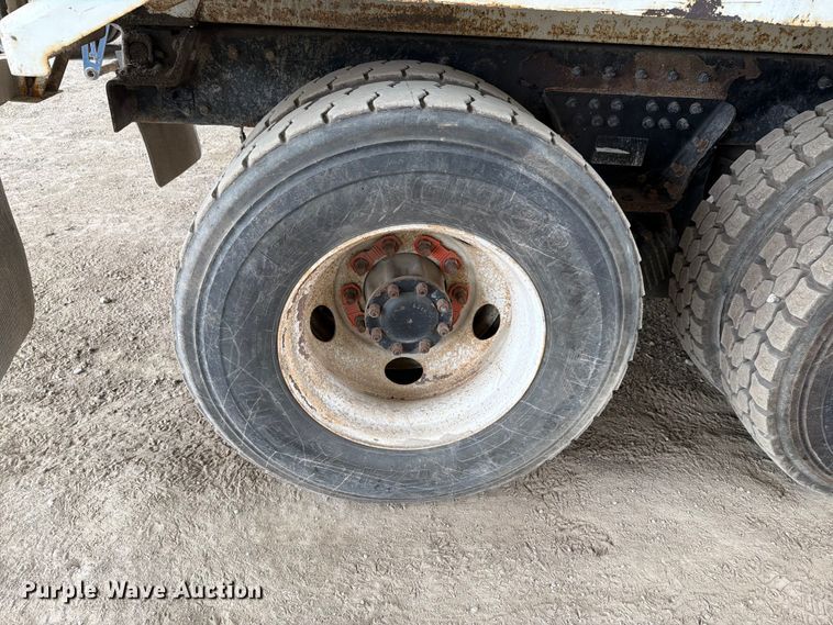image for item FH6344 2014 Peterbilt 320 refuse truck