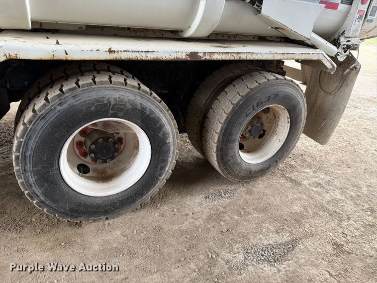 image for item FH6344 2014 Peterbilt 320 refuse truck