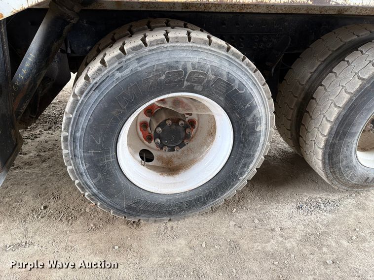 image for item FH6344 2014 Peterbilt 320 refuse truck