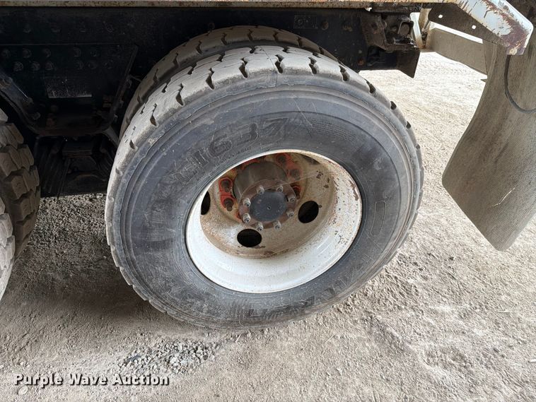 image for item FH6344 2014 Peterbilt 320 refuse truck