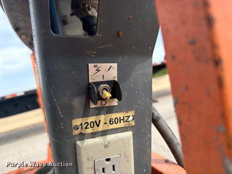 image for item FI0317 2011 JLG 600S boom lift
