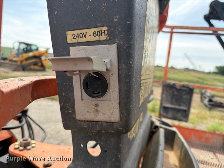 image for item FI0317 2011 JLG 600S boom lift